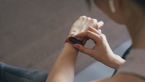 desportista consulta o seu relógio e pulseira de fitness